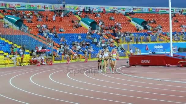 Mulheres atletas de grupo correndo na pista — Vídeo de Stock