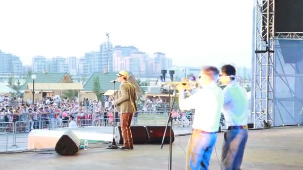 Grupo de músicos actuando en escenario de concierto — Vídeo de stock