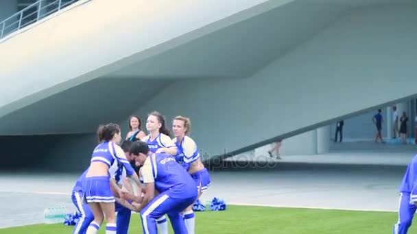 Cheerleader squadra mostrando trucco incredibile — Video Stock