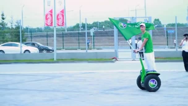 Hombre promotor de conducción segway a través de plaza — Vídeos de Stock