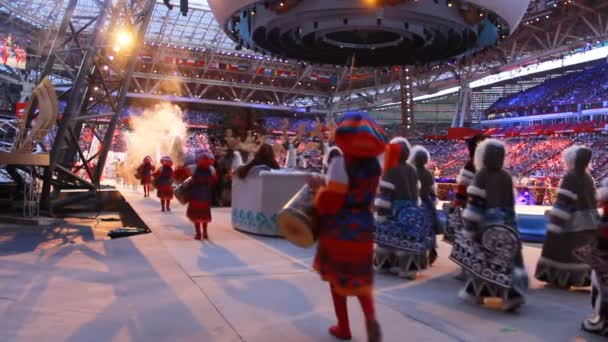 Grupo de bailarines disfrazados en estadio moderno — Vídeo de stock