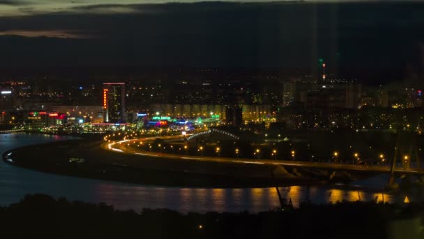 Большой современный ночной город на берегу реки — стоковое видео