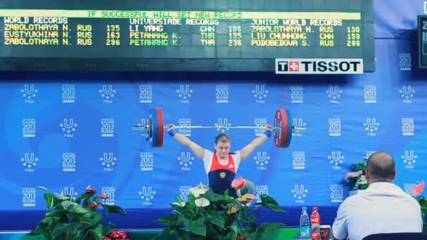 Sportowiec unieść ciężar na jasne etapie — Wideo stockowe