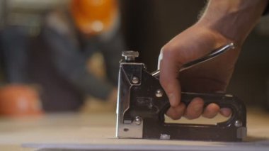 alt katta özel çekiçle çivi 