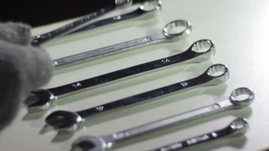 adam modern metal anahtarı üzerinde beceriyor 