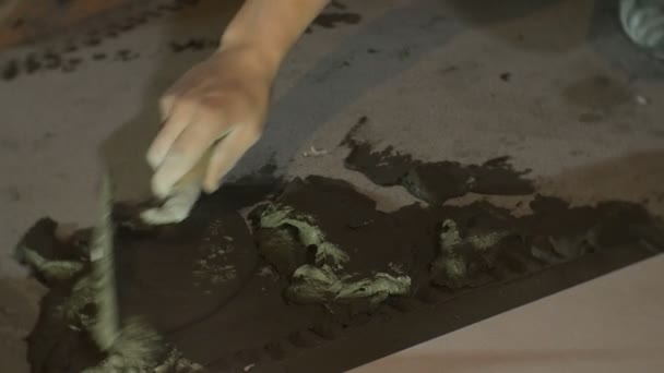 Pracownik, wprowadzenie kleju cementowego na podłodze — Wideo stockowe