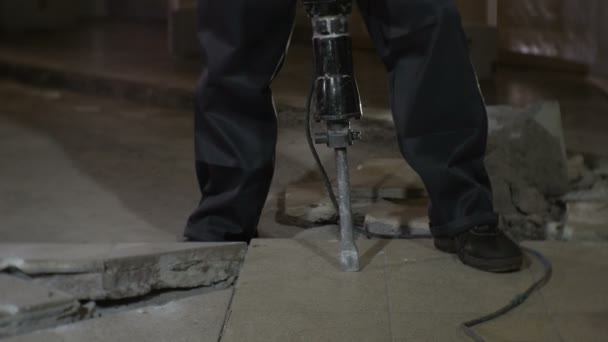 Arbetare som kraschar keramiska plattor med jackhammer — Stockvideo