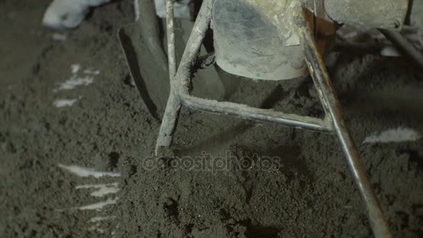 Finished concrete falling on floor — Stock Video