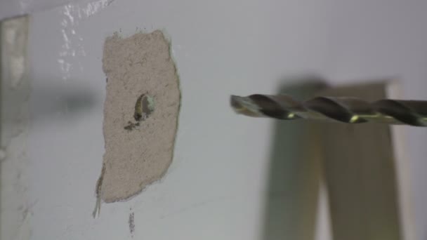 Сверло делает отверстие в стене — стоковое видео