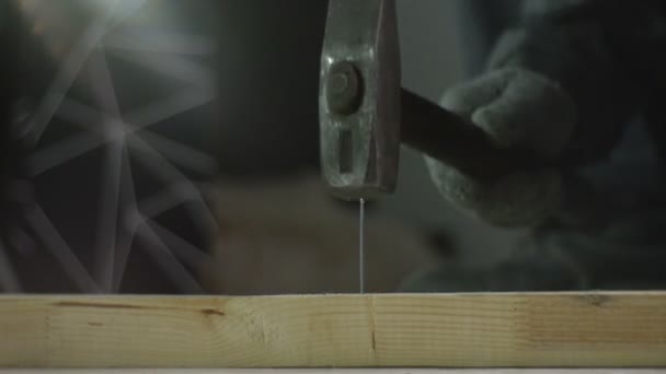 Clavo de trabajador en parte de madera — Vídeo de stock