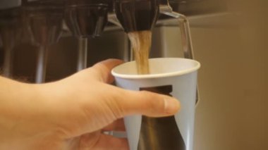 adam makineden içki ile fincan doldurma