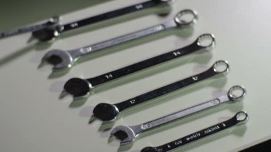 adam modern metal anahtarı üzerinde beceriyor