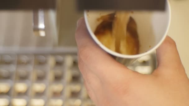 Café vertiendo en la taza de la máquina automática — Vídeos de Stock