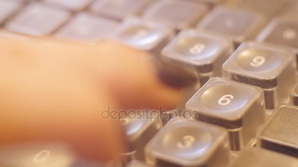 Weibliche Finger drücken Tasten auf der Tastatur — Stockvideo