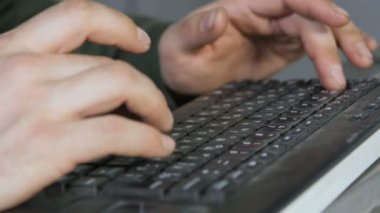 bilgisayar klavye tuşlarına basarak adam 