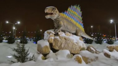 dinozor model parlak renkli taç ile