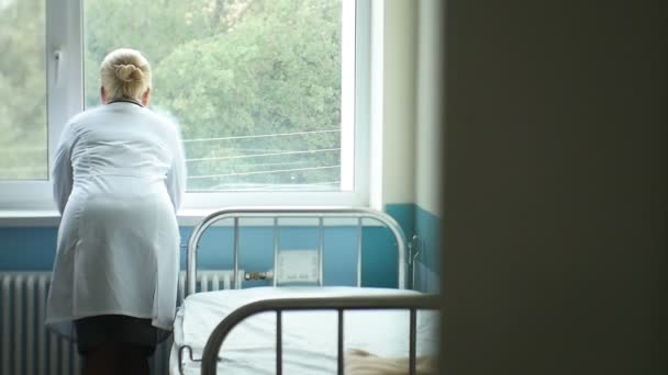 Νοσοκόμα στέκεται σε θάλαμο στο κρεβάτι — Αρχείο Βίντεο