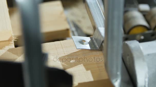 Pracownik skręcania śrub w części drewniane — Wideo stockowe
