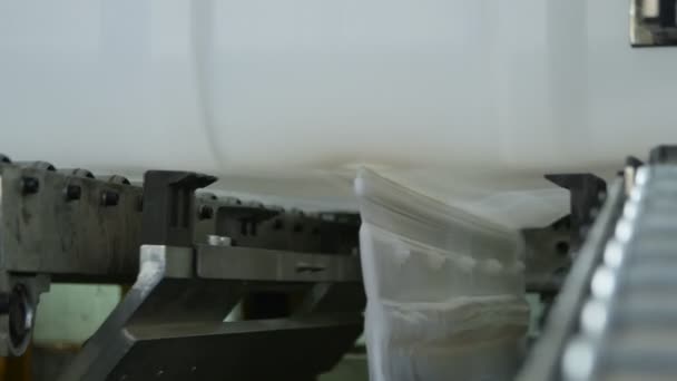 mécanisme automatique retirant le plastique du récipient  