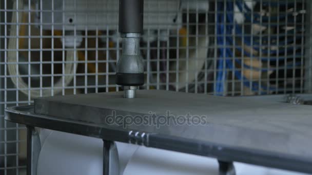 Máquina de imprensa operando com recipiente — Vídeo de Stock
