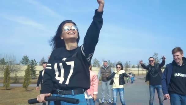 타타르 러시아 2016 슬로우 타타르에 공원에 그룹에 핸들과 Selfie — 비디오