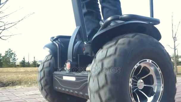 Hombre conducir moderno segway — Vídeos de Stock