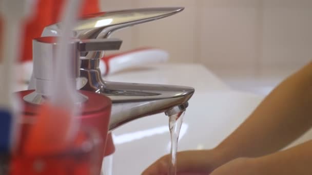 Niña lavándose las manos ordenadamente — Vídeo de stock