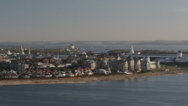 Prachtige grote stad aan de rivier — Stockvideo