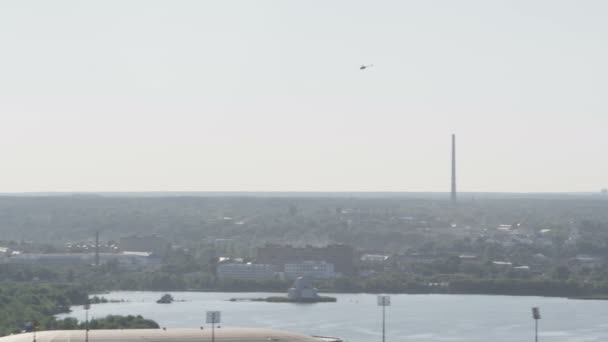 Büyük modern kent hakkında uçan helikopter — Stok video