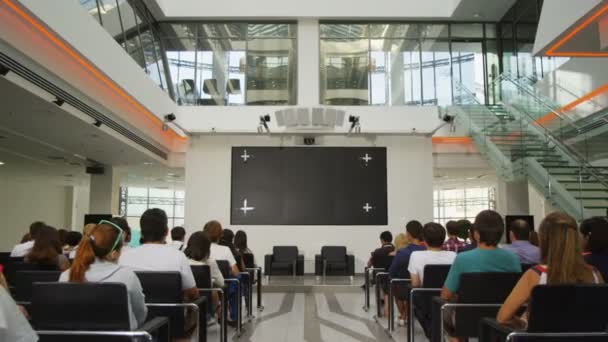 Oyentes esperando una conferencia en la sala de conferencias — Vídeo de stock