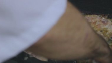 Salehard, Yamal-Nenets / Rusya - 15 Haziran 2012: Kapanış şefi 15 Haziran 'da modern mutfakta büyük siyah metal pişirme tepsisinde taze yağda kızartılmış eti pişirmeye başladı