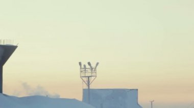 Salehard, Yamal-Nenets / Rusya - 15 Haziran 2012: 15 Haziran 'da Salehard' da kutup dairesi üzerinde güzel günbatımına karşı inanılmaz panoramik manzaralı sanayi yapıları ve kuleler