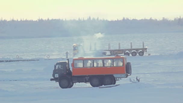 Salehard Yamal Nenets Russland Juni 2012 Riesige Kraftvolle Laster Fahren — Stockvideo
