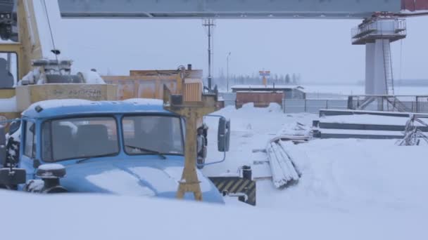 Salehard Yamal Nenets Russia June 2012 Building Yellow Crane Blue — 图库视频影像