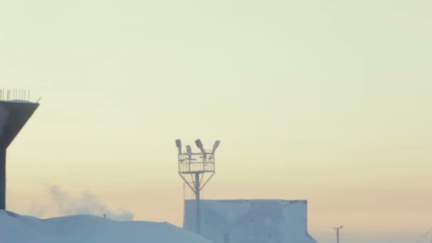 Salehard Yamal Nenets ロシア 2012年6月15日 Salehardで6月15日に極圏上の素晴らしい日没の空に対する素晴らしいパノラマビューの産業構造と塔 — ストック動画