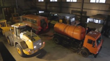 kamyon garaj kapısından dışarı sürüş