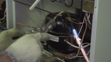 işçi buzdolabı ayrıntılarda kaynak ile bağlanma 