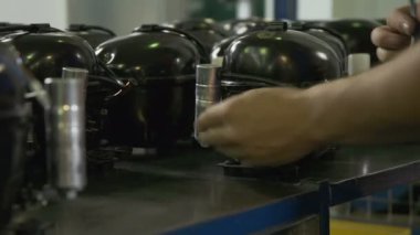 buzdolabı ayrıntıları masaya montaj işçisi 