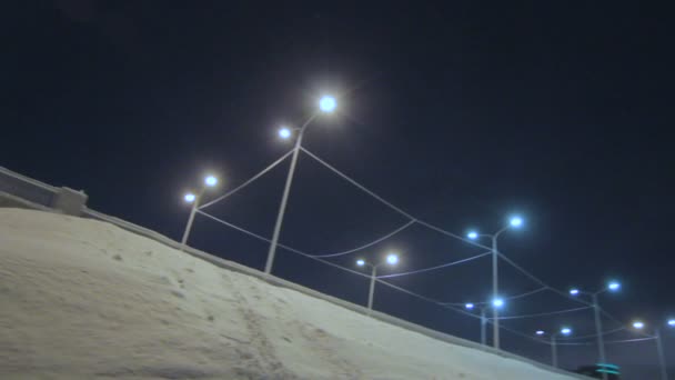Большой транспортный мост ночью — стоковое видео