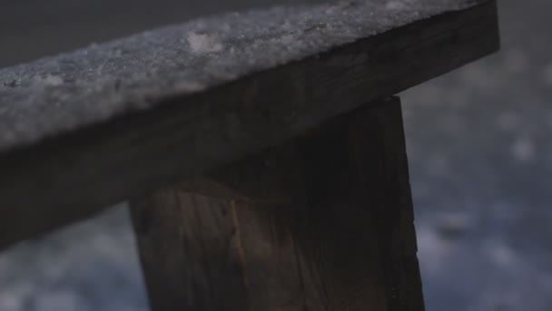 Barandilla de madera oscura cubierta de nieve — Vídeos de Stock