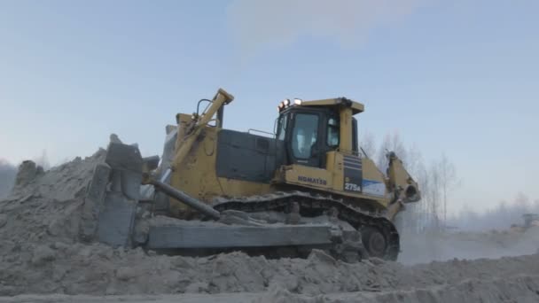 Gele krachtige bulldozer harken zand — Stockvideo