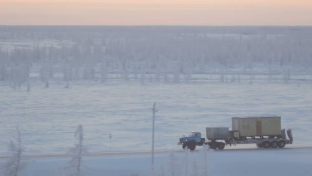 Grand camion conduisant sur route vide — Video