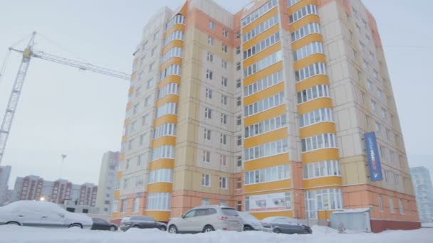 Wysoki pomarańczowy i biały życia budynku — Wideo stockowe