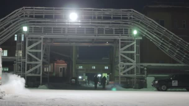 Trabajadores caminando cerca de gran puerta de la planta — Vídeos de Stock