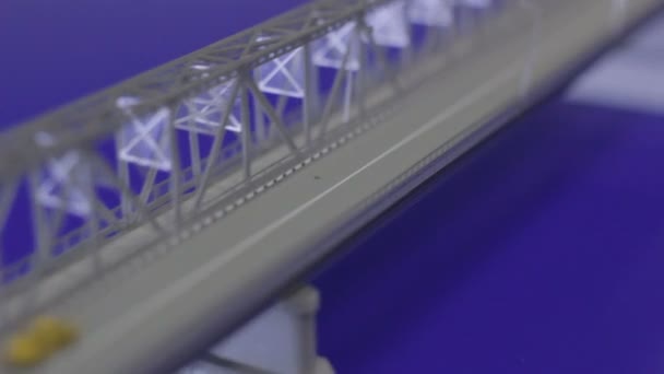 Modelo de puente de transporte con coches pequeños — Vídeos de Stock