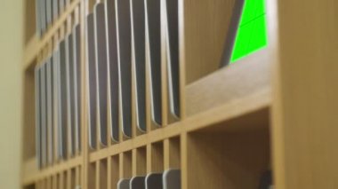 Yeni bej renkli ahşap raflar modern tabletler ve insan eli tutma aygıtı içeriyordu.