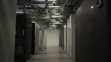 Kamera, fabrika atölyesinde parlak ışıkta modern metal gri elektrik dolapları arasındaki farkı kaldırır