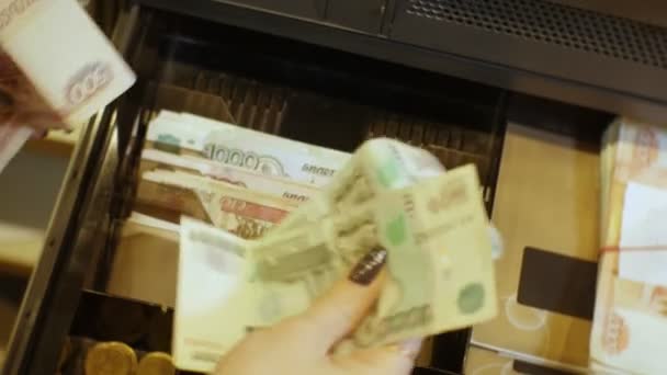 Close Vrouw Hand Met Nette Manicure Opent Cash Box Zet — Stockvideo