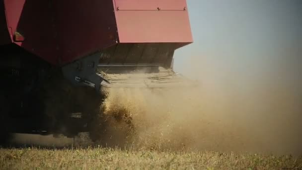 Zeitlupe Große Rote Leistungsstarke Moderne Mähdrescher Fahren Leeren Feld Mit — Stockvideo