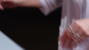 eller kadın compact kapsayıcı alarak 